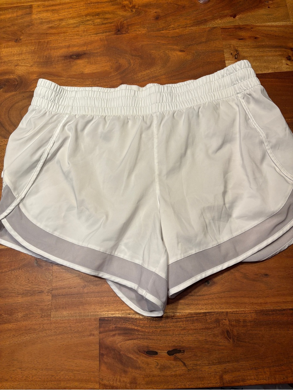Athleta Mesh Racer Run Short 4" White - Size Medium